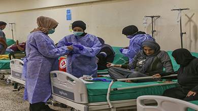 كوادر طبية تقوم برعاية مرضى يُشتبه بإصابتهم بالكوليرا في مستشفى ببلدة ببنين شمال لبنان